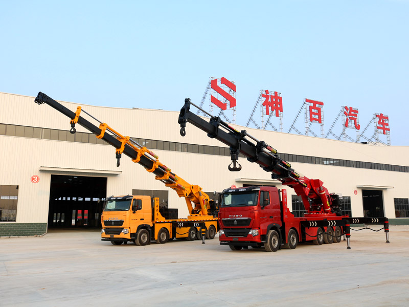 威武的“變形金剛”-長興半折式汽車起重機