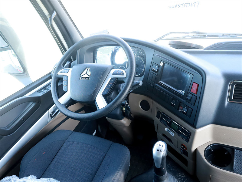 重汽豪沃排半6.8米冷藏车