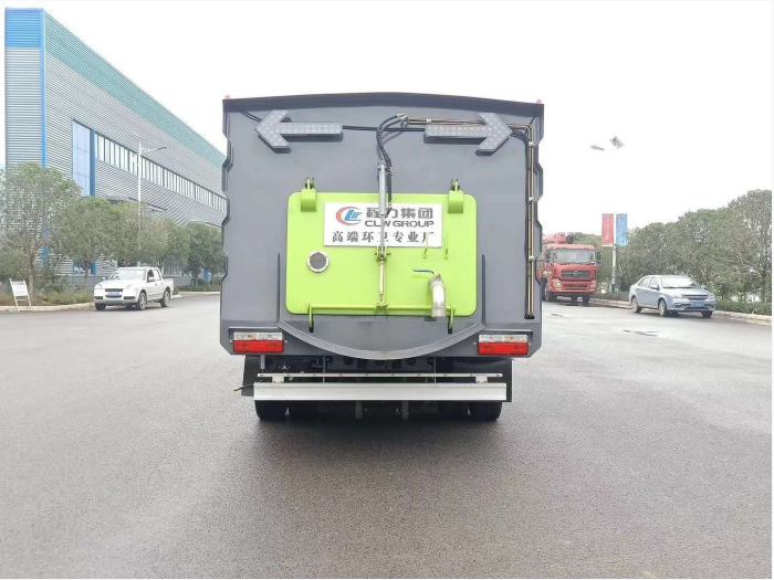 东风多利卡8方洗扫车