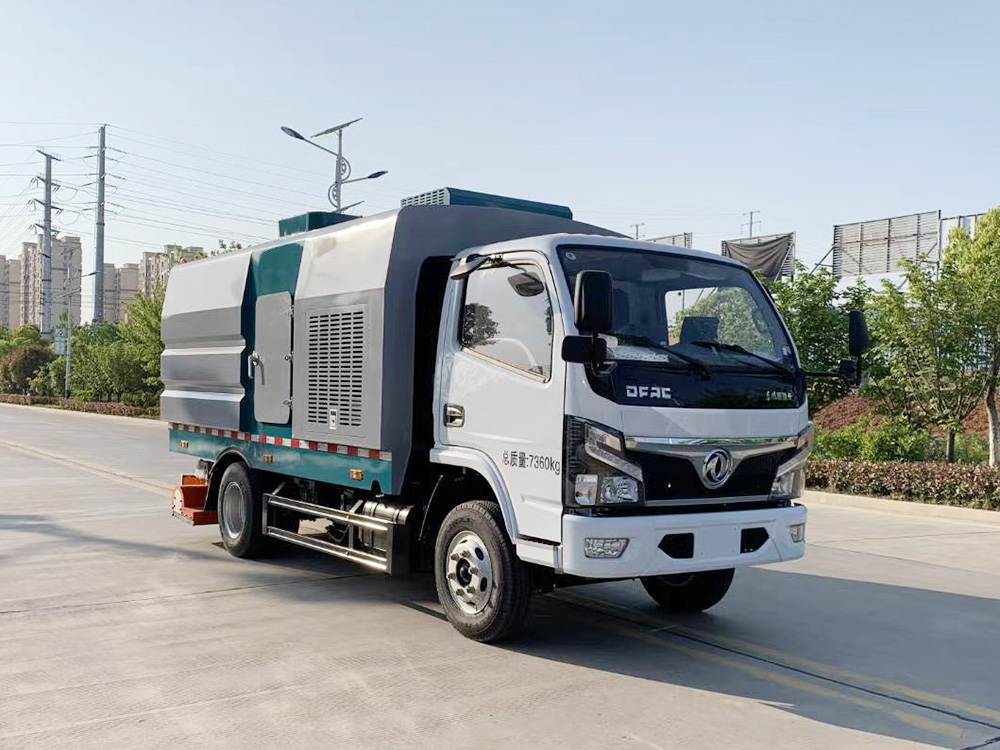 东风多利卡6方滚刷吸尘车，多功能干扫吸尘车