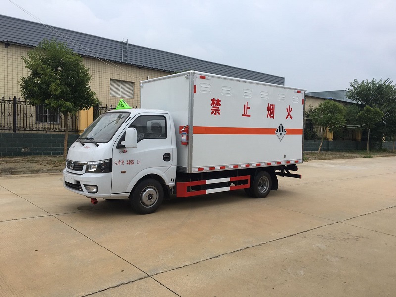 东风途逸(柴油)杂项危险物品厢式运输车