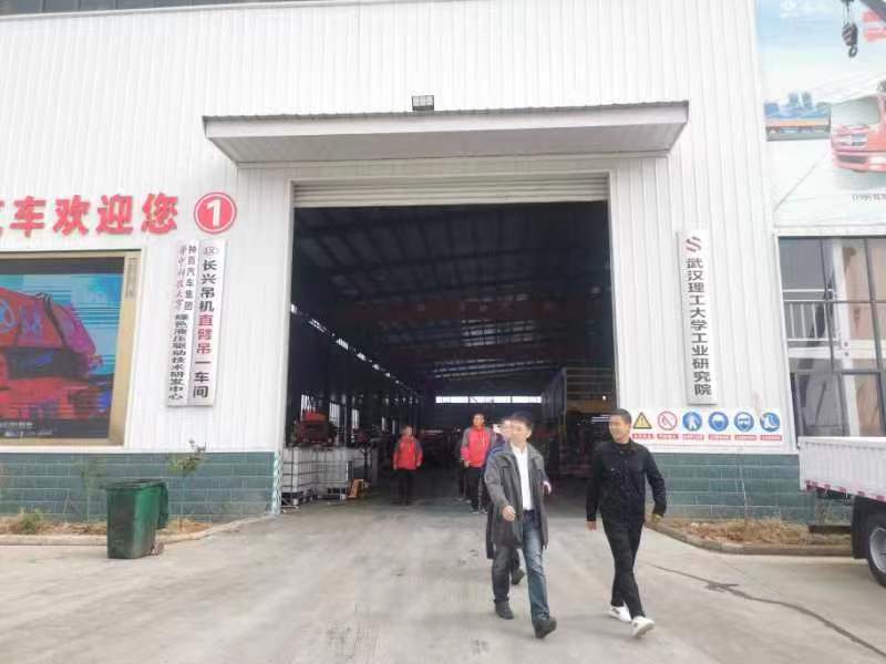 东风华神公司高层领导一行莅临神百汽车参观指导工作！