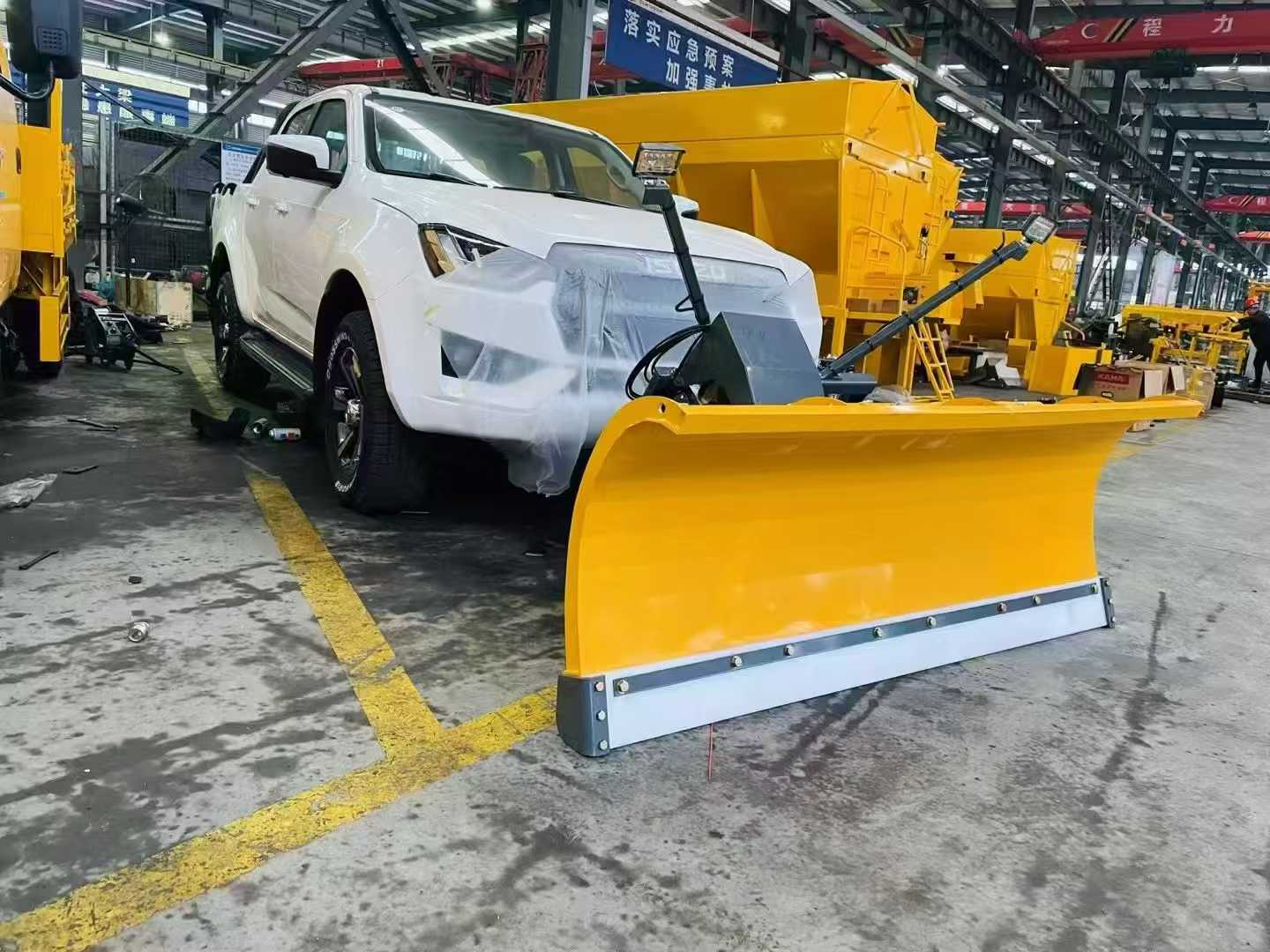 江铃皮卡除雪车，标配1方撒布机，可加装2米雪滚雪铲