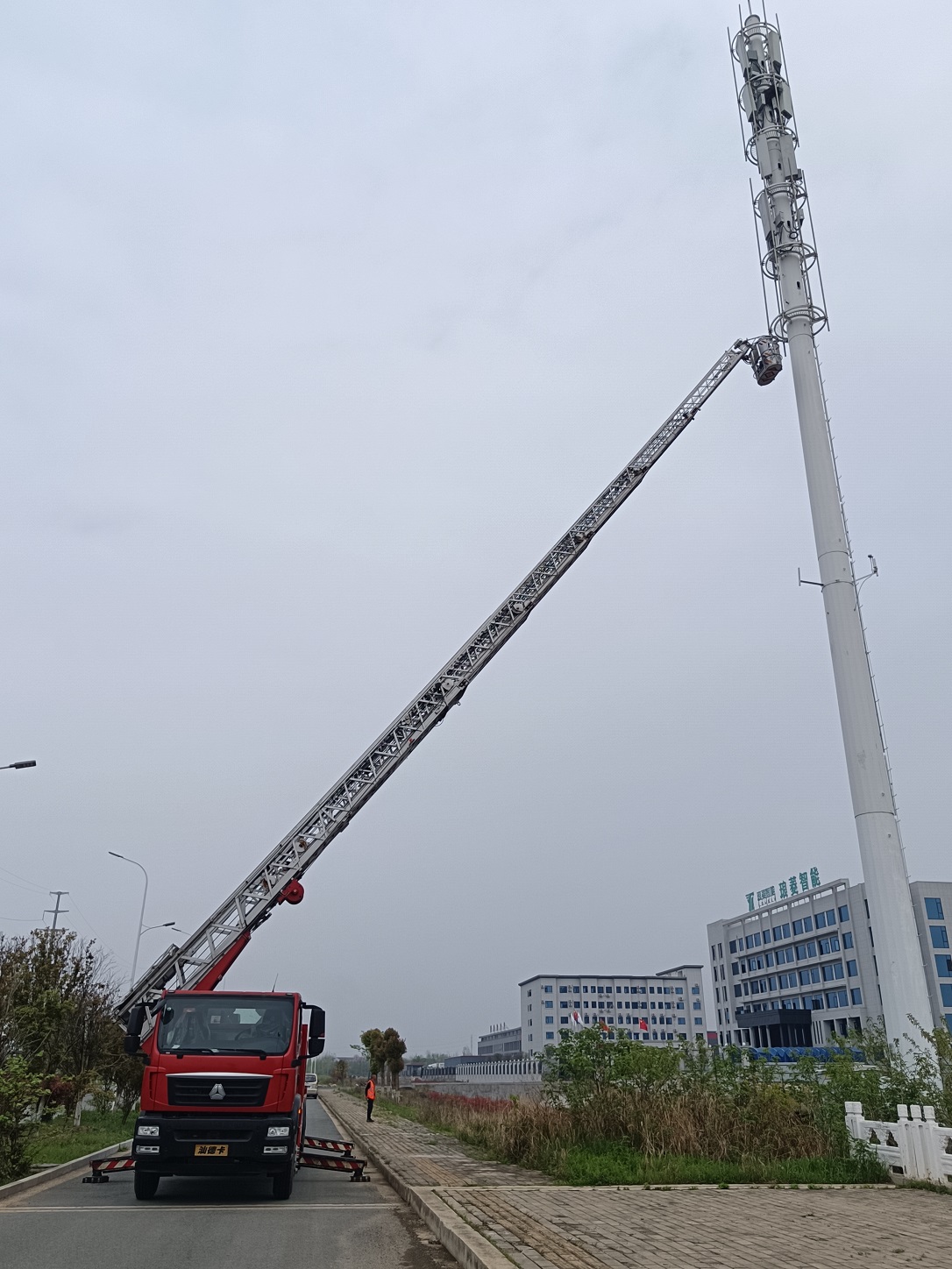 马基路斯登高平台消防车中心回转维修
