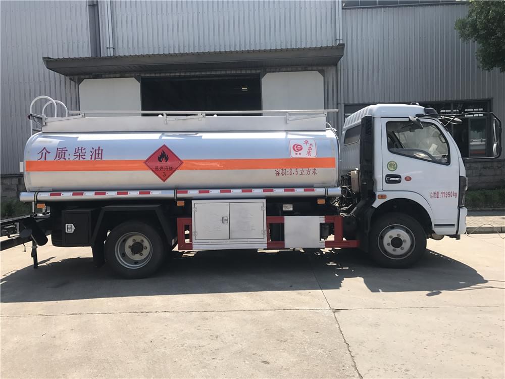 国六东风凯普特170马力8.5方加油车【实际容积8.8方】左侧展示 13597848881