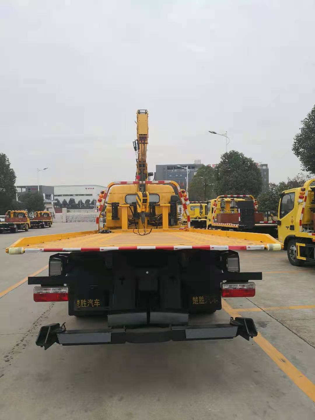 东风多利卡一拖二带吊清障车