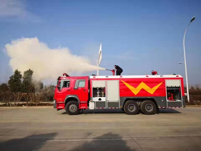 重汽豪沃干粉泡沫水联用消防车图片五