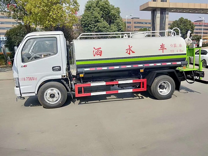 东风5方多利卡洒水车