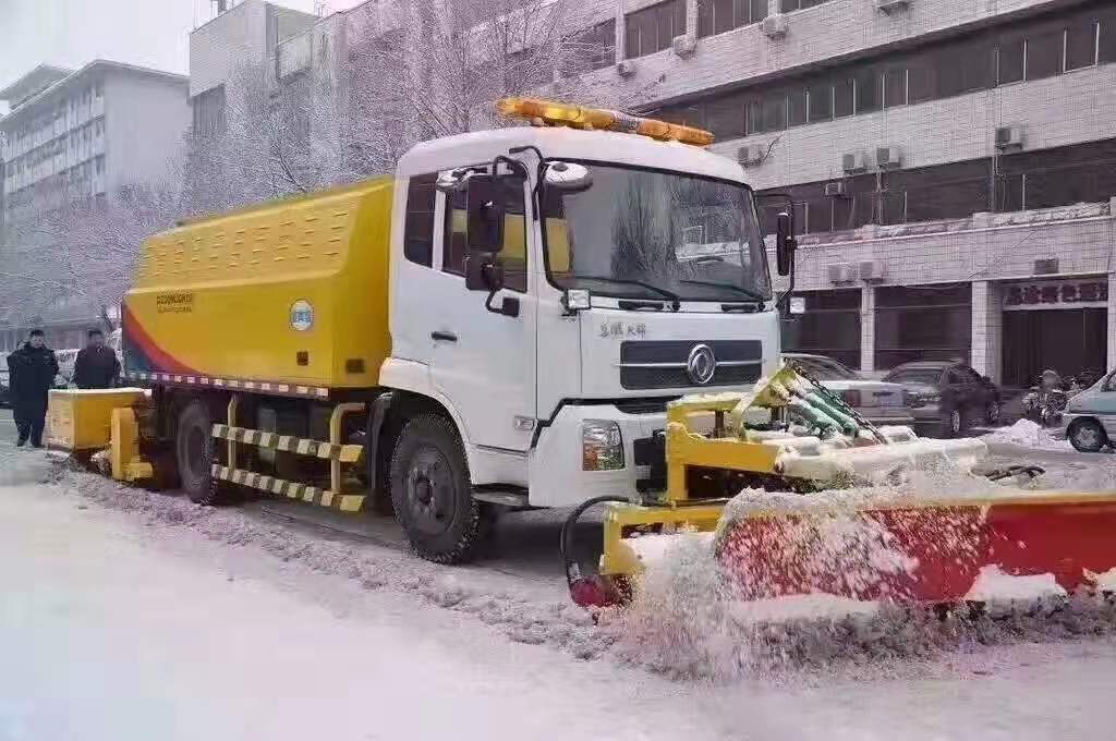 抑尘洒水车加装重型除雪滚扫工作视频