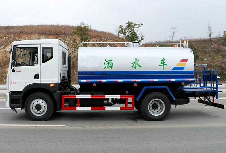 东风D9(12吨)洒水车