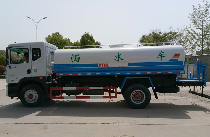 东风D9多利卡15方洒水车