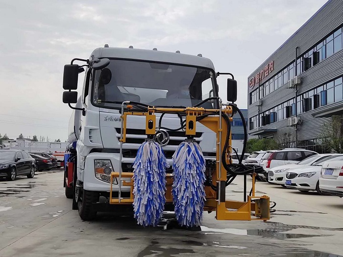 东风华神9立方洒水车， 高速护栏清洗车图片二