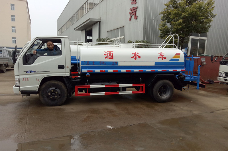 江铃5吨洒水车