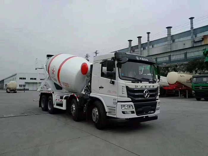 大运8X4搅拌车10-12方轻量化搅拌车图片三