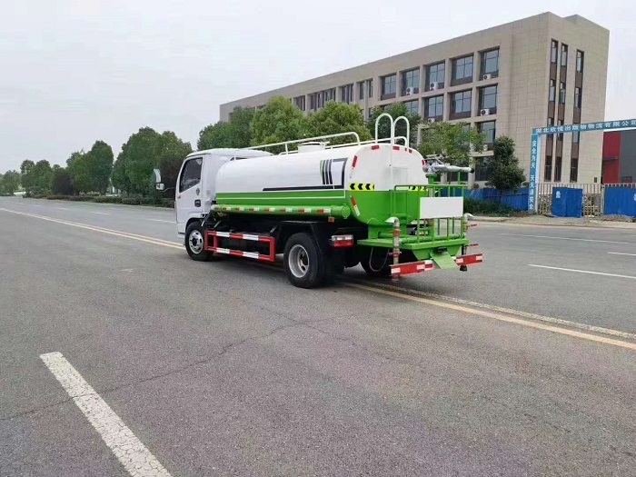 东风多利卡5方洒水车