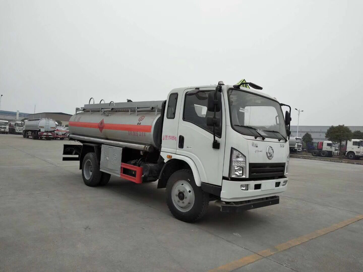 陕汽轩德7吨加油车图片