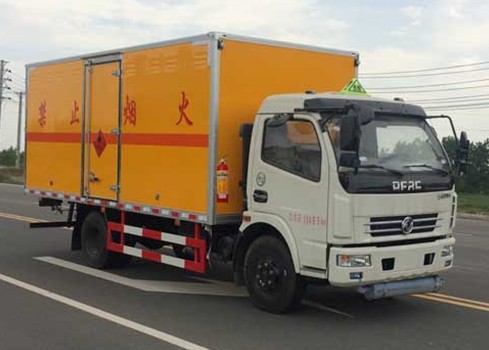 东风多利卡5.2米易燃液体厢式运输车