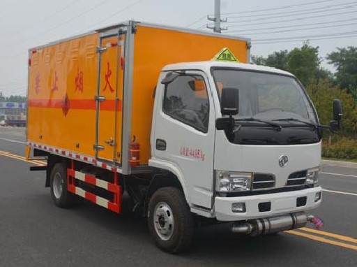 东风福瑞卡4.2米易燃液体厢式运输车