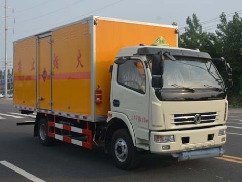 东风福瑞卡5.2米易燃液体厢式运输车