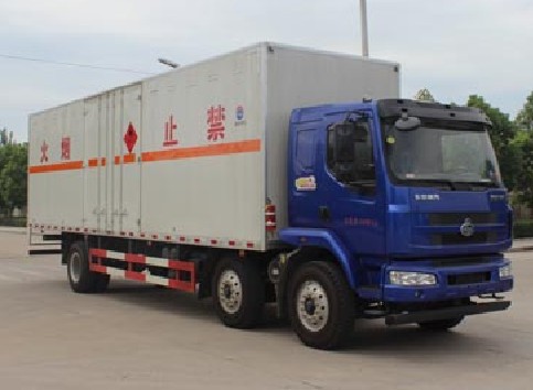 东风柳汽乘龙小三轴9.5米易燃液体厢式运输车