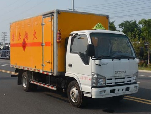 庆铃五十铃4.15米易燃液体厢式运输车