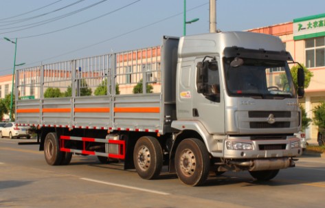 东风柳汽乘龙小三轴9.55米气瓶运输车