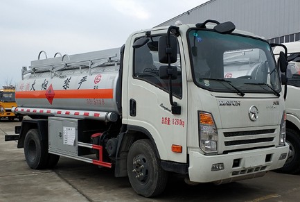 大运小加油车