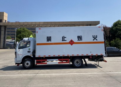 国六东风凯普特5.15米三类易燃液体厢式运输车