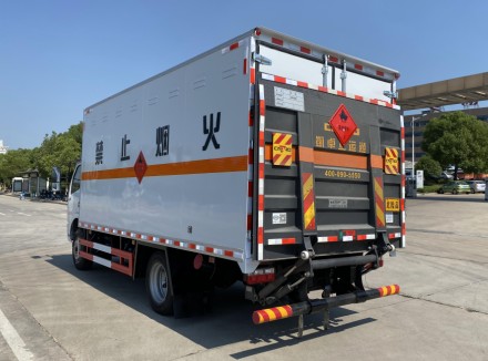 国六东风凯普特5.15米三类易燃液体厢式运输车