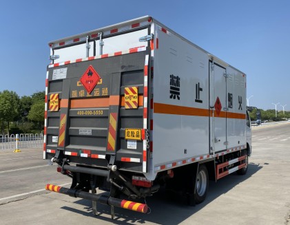国六东风凯普特5.15米三类易燃液体厢式运输车