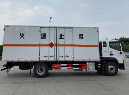 国六6.8米福田欧航欧马可3类易燃液体厢式运输车