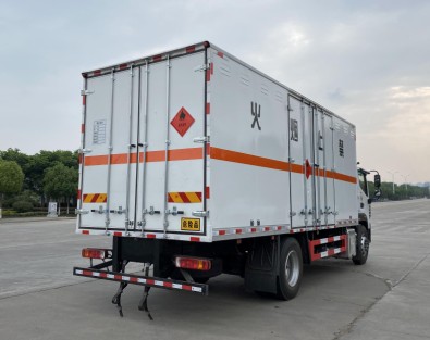 国六6.8米福田欧航欧马可3类易燃液体厢式运输车