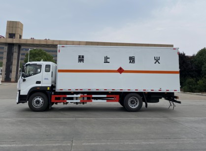 国六6.8米福田欧航欧马可3类易燃液体厢式运输车