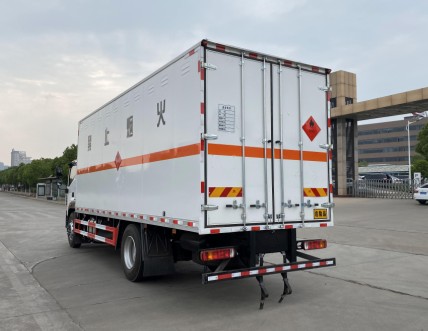 国六6.8米福田欧航欧马可3类易燃液体厢式运输车