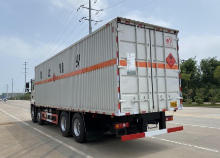 国六陕汽德龙新M3000厢长9.4米/9.3米三类易燃液体厢式运输车