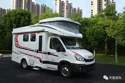 齐星依维柯额头升顶房车_6座纵置床内部结构及内饰图片_齐星升顶房车2021款