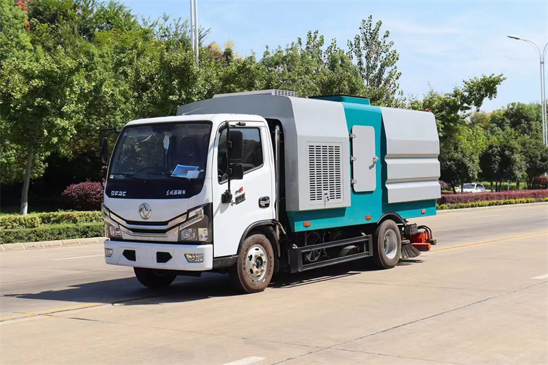 东风多利卡5方后置吸尘车